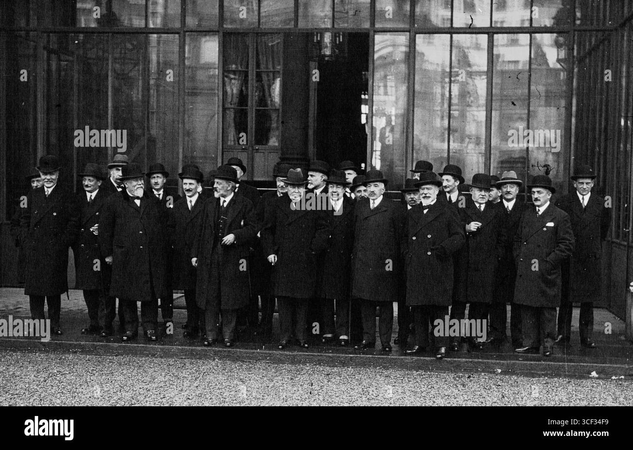 Una fotografia scattata nel dicembre 1930 raffigurante la crisi politica al Palazzo dell'Eliseo durante la formazione del nuovo ministero Steeg in Francia, evidenziando figure politiche chiave del tempo. Foto Stock