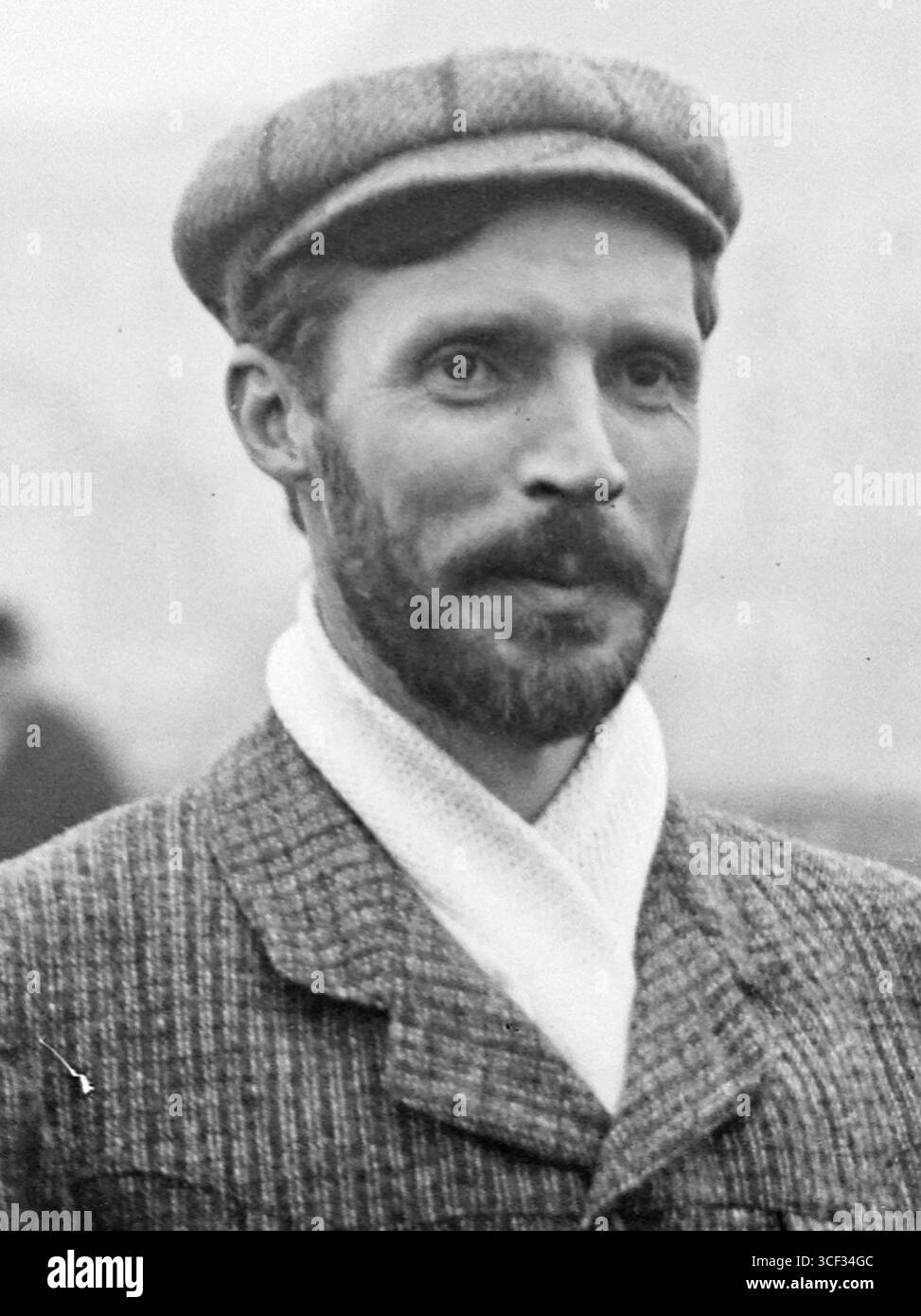 Questa fotografia del 1907 cattura Henri Farman, un pioniere aviatore francese, che mostra il suo ruolo nella storia dell'aviazione. Farman era noto per i suoi successi in volo durante i primi anni del XX secolo. Foto Stock