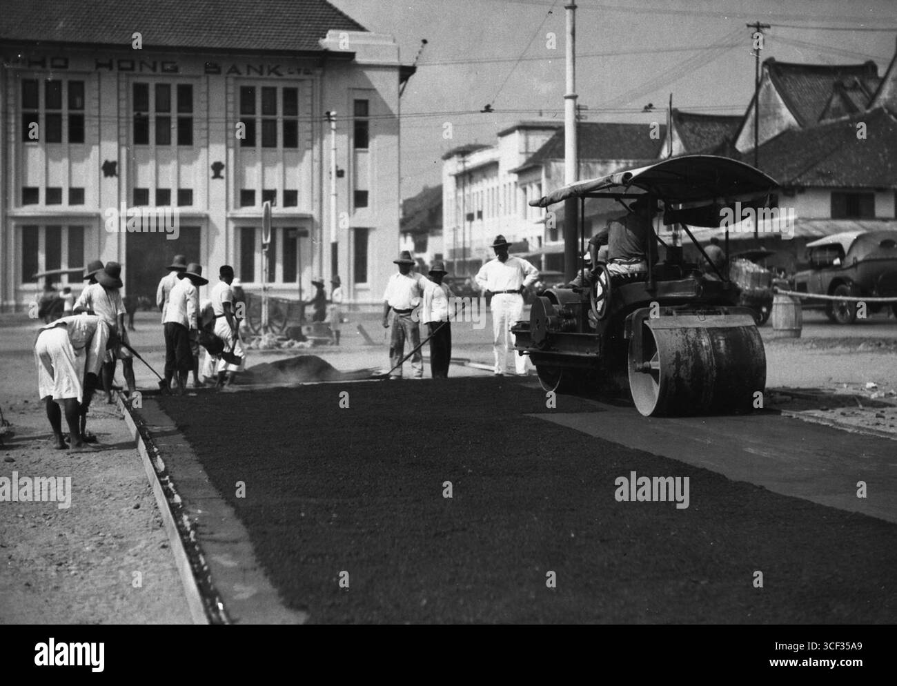 Una foto del 1929 che mostra l'asfalto della piazza della stazione presso la stazione ferroviaria di Jakarta Kota in fase di costruzione, poco prima della sua apertura ufficiale nell'ottobre 1929. Foto Stock