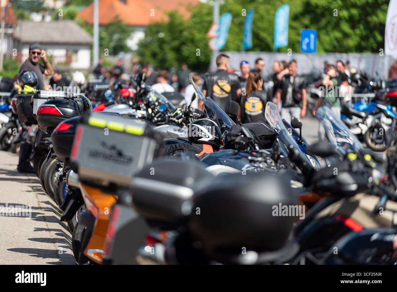 Molte moto parcheggiavano di fila al festival motociclistico di Banja Luka, riunione motociclistica Foto Stock