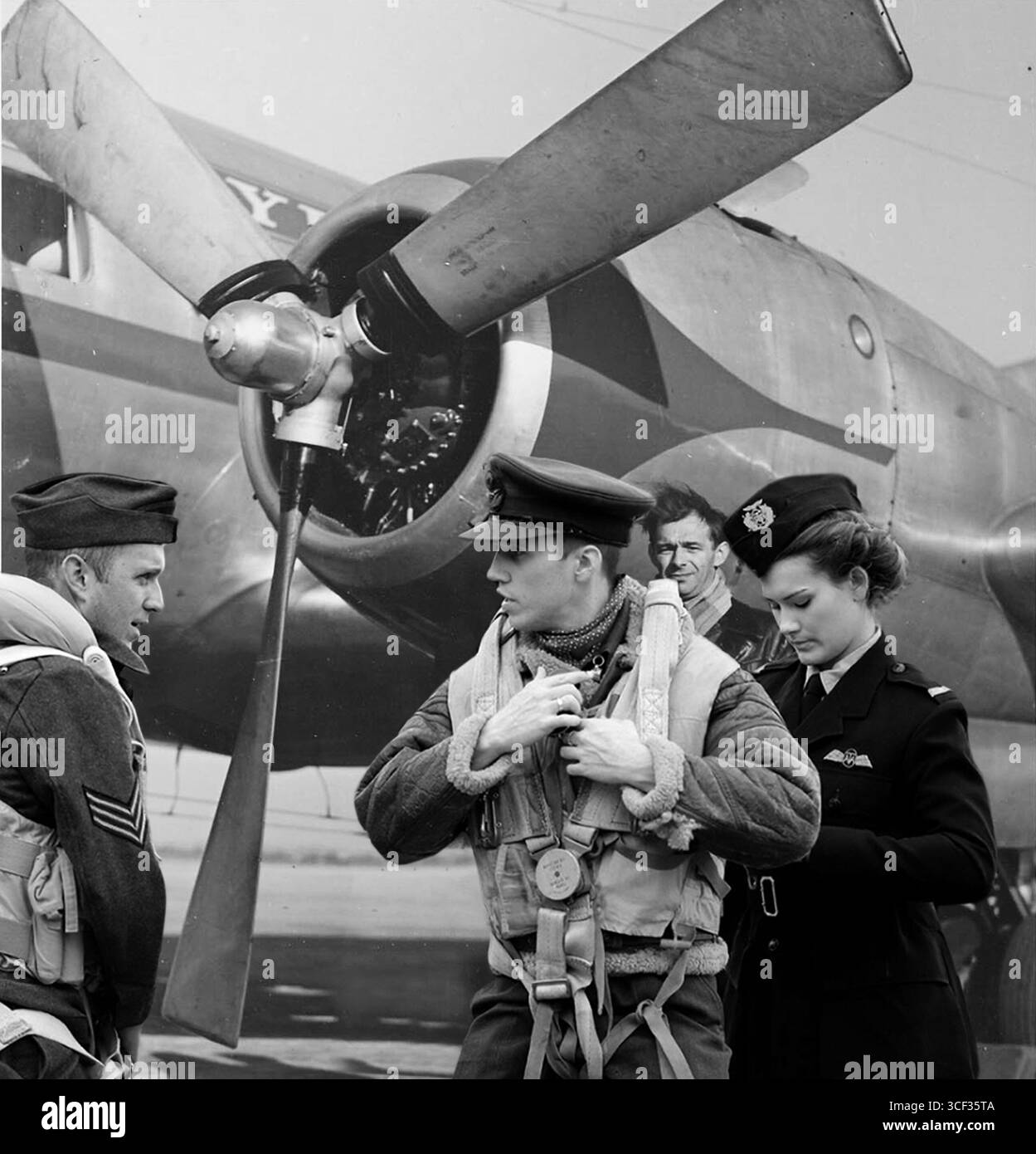 Il colonnello Gail Seymour "Hal" Halvorsen, noto come il "Berlin Candy Bomber", ha guadagnato fama durante l'Airlift di Berlino (1948-1949) per aver consegnato caramelle ai bambini tedeschi. La foto, scattata nel 2020, ricorda il suo ruolo durante il ponte aereo a Berlino dopo la seconda guerra mondiale. Foto Stock