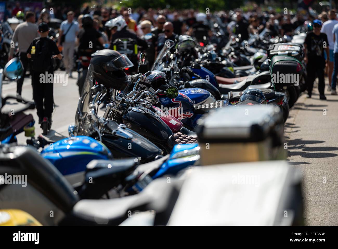 Molte moto parcheggiavano di fila al festival motociclistico di Banja Luka, riunione motociclistica Foto Stock