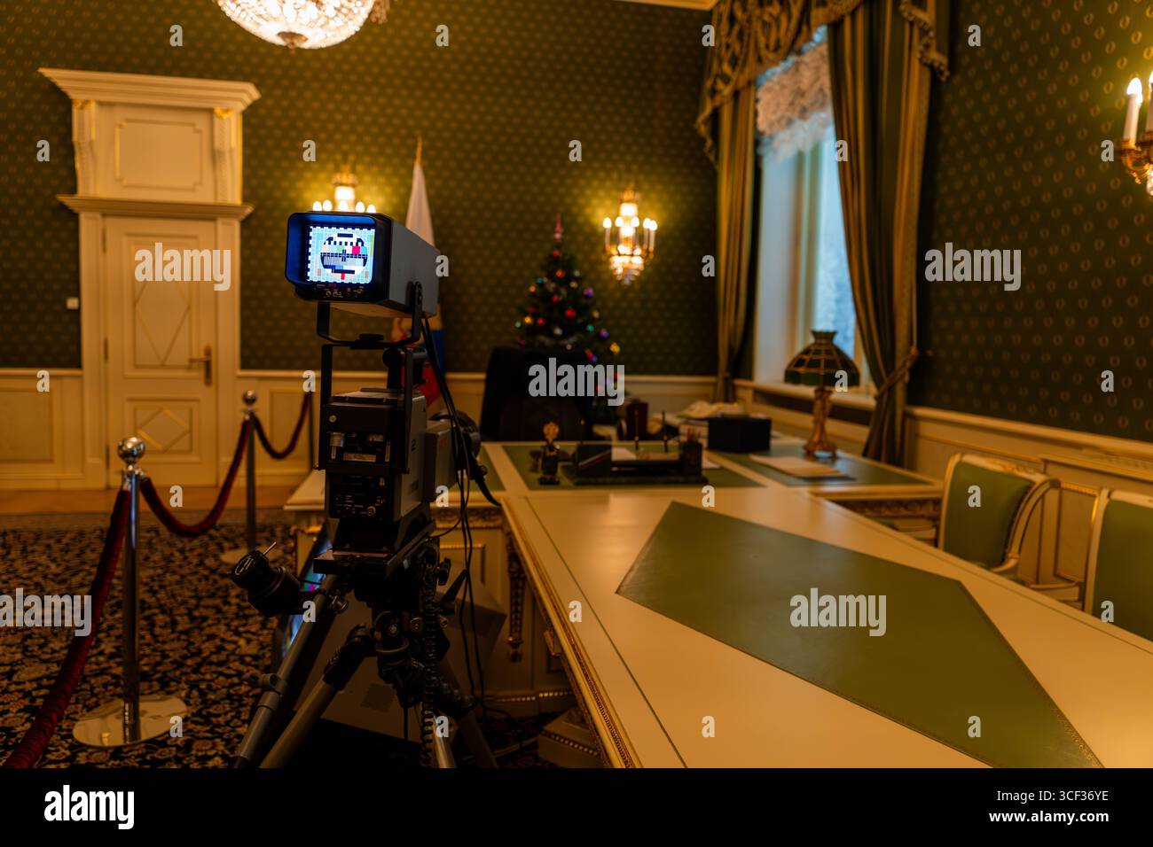 24 aprile 2025 Ekaterinburg, Russia: Interno del museo del Centro Eltsin a Ekaterinburg, Russia, che mostra sale espositive, fotografie e histo Foto Stock