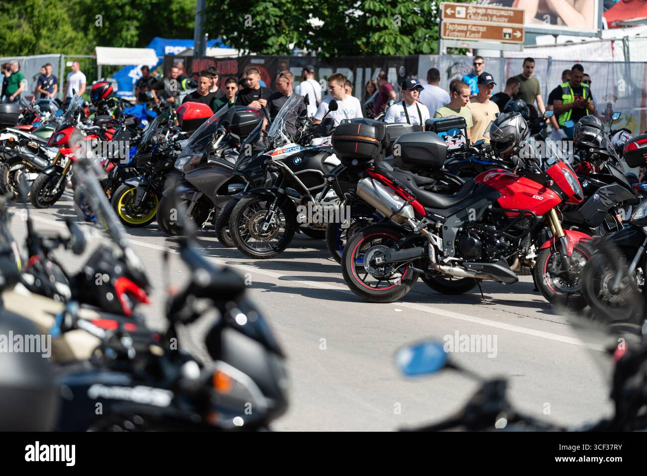 Molte moto parcheggiavano di fila al festival motociclistico di Banja Luka, riunione motociclistica Foto Stock
