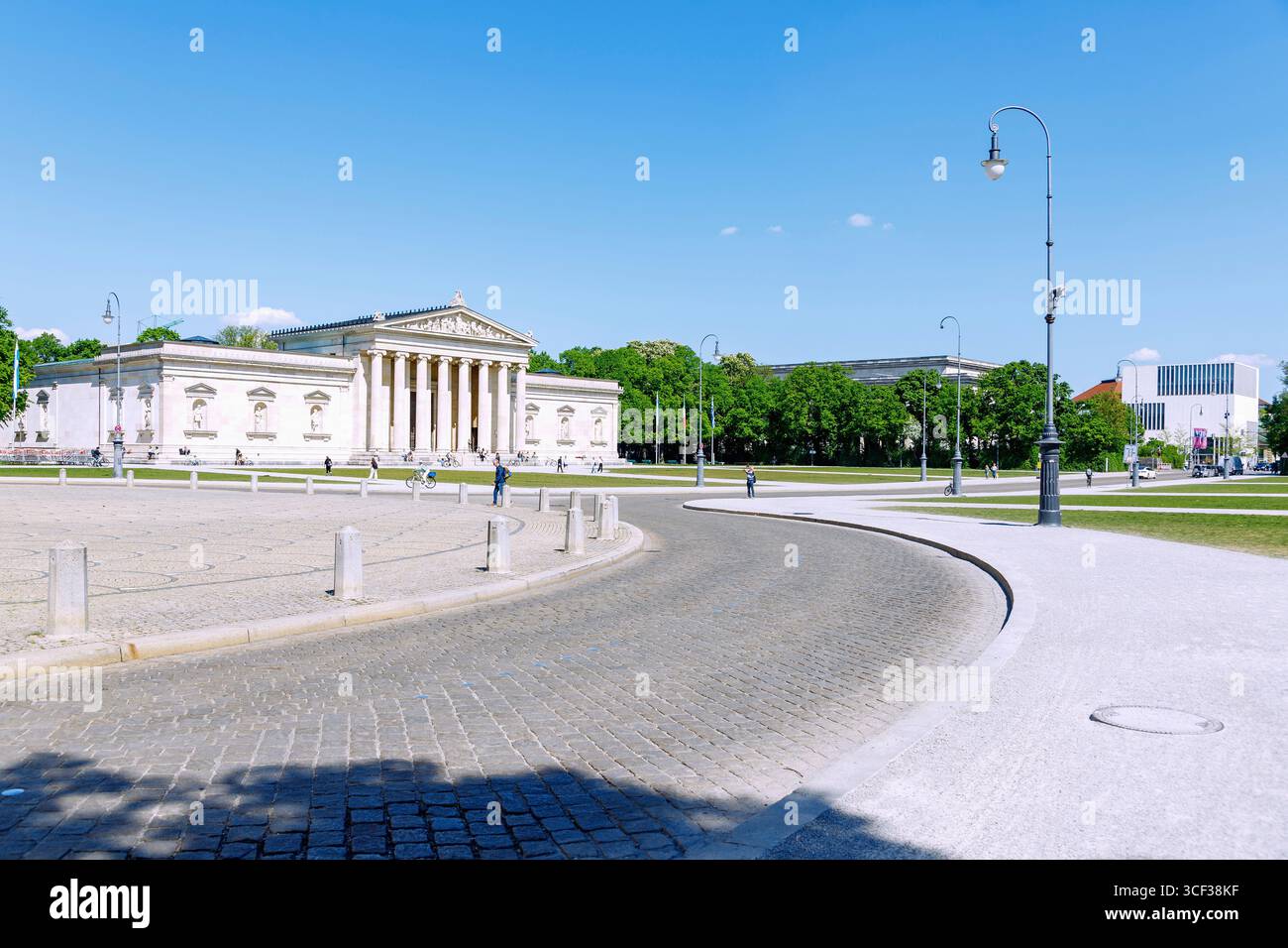 Königsplatz con Glyptothek e vista del NS Documentation Center di Monaco, Baviera, Germania Foto Stock