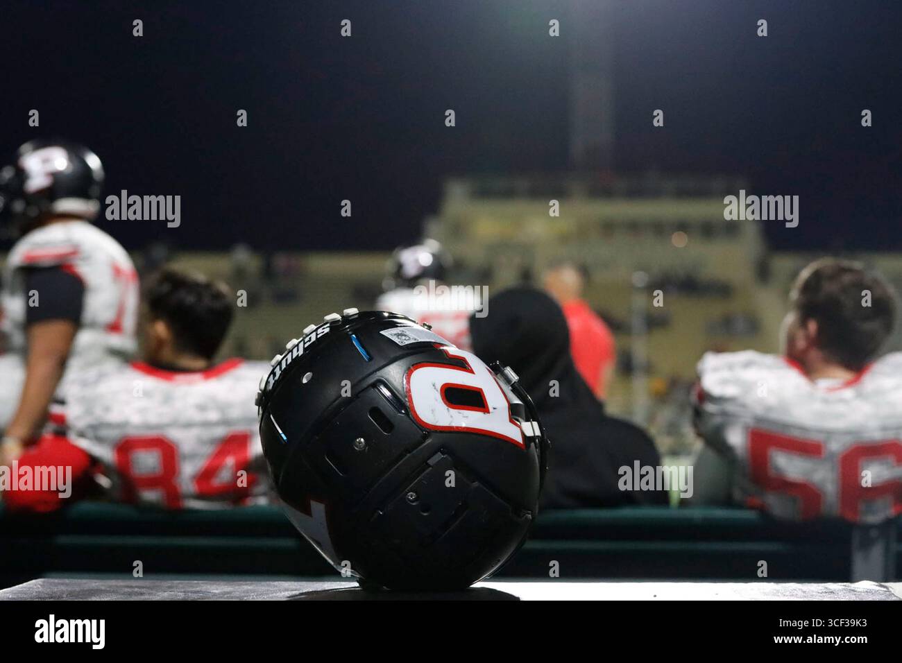 Un casco da calcio Pierce si trova su un tavolo durante una partita contro il Valley College al Monarch Stadium al Los Angeles Valley College. Foto Stock
