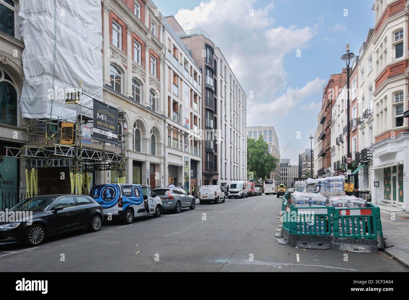 Sotto il titolo "The Future of Regent Street, Haymarket e Piccadilly Circus Public Realm", la città di Westminster e Crown Estate hanno presentato proposte per una rivisitazione delle strade, delle piazze e di altri spazi aperti della zona. Dopo un periodo di coinvolgimento delle parti interessate e del pubblico, sono previsti piani dettagliati di progetto per l'estate 2026. Il progetto masterplan propone di utilizzare le strade laterali di Regent Street per fornire luoghi preziosi e invitanti per riposare e connettersi. Nella foto: Princes Street. Foto Stock