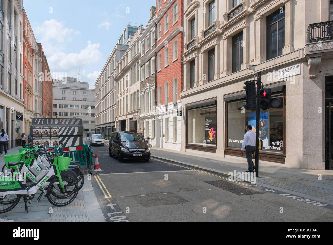 Sotto il titolo "The Future of Regent Street, Haymarket e Piccadilly Circus Public Realm", la città di Westminster e Crown Estate hanno presentato proposte per una rivisitazione delle strade, delle piazze e di altri spazi aperti della zona. Dopo un periodo di coinvolgimento delle parti interessate e del pubblico, sono previsti piani dettagliati di progetto per l'estate 2026. Il progetto masterplan propone di utilizzare le strade laterali di Regent Street per fornire luoghi preziosi e invitanti per riposare e connettersi. Nella foto: New Burlington Street. Foto Stock