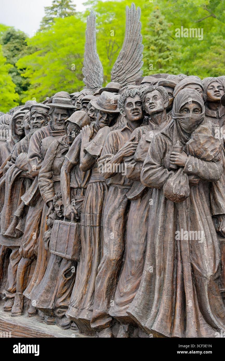 Angeli sconosciuti. Scultura in bronzo di Timothy Schmalz all'Oratorio di Saint Joseph a Montreal, Quebec, Canada. Foto Stock