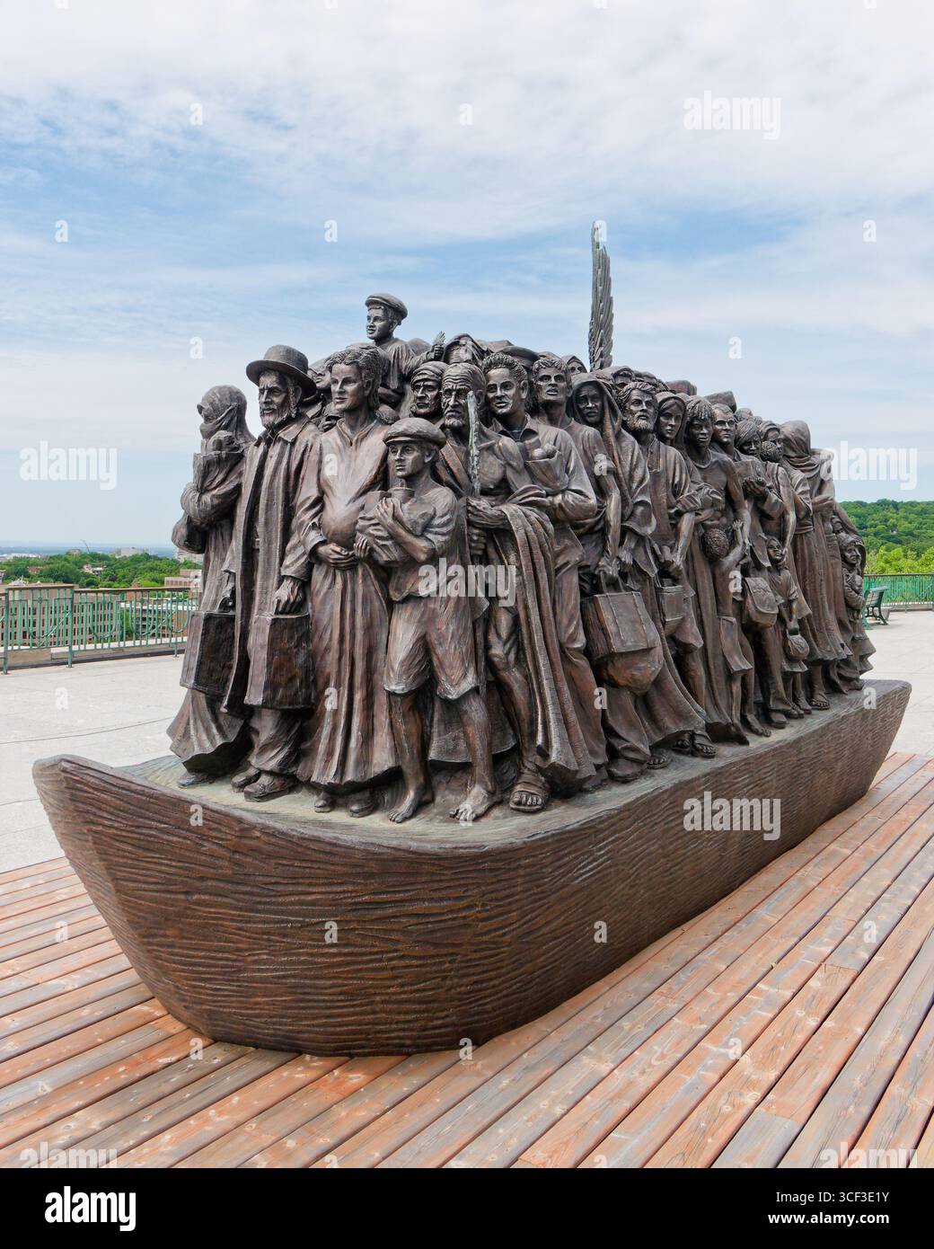 Angeli sconosciuti. Scultura in bronzo di Timothy Schmalz all'Oratorio di Saint Joseph a Montreal, Quebec, Canada. Foto Stock