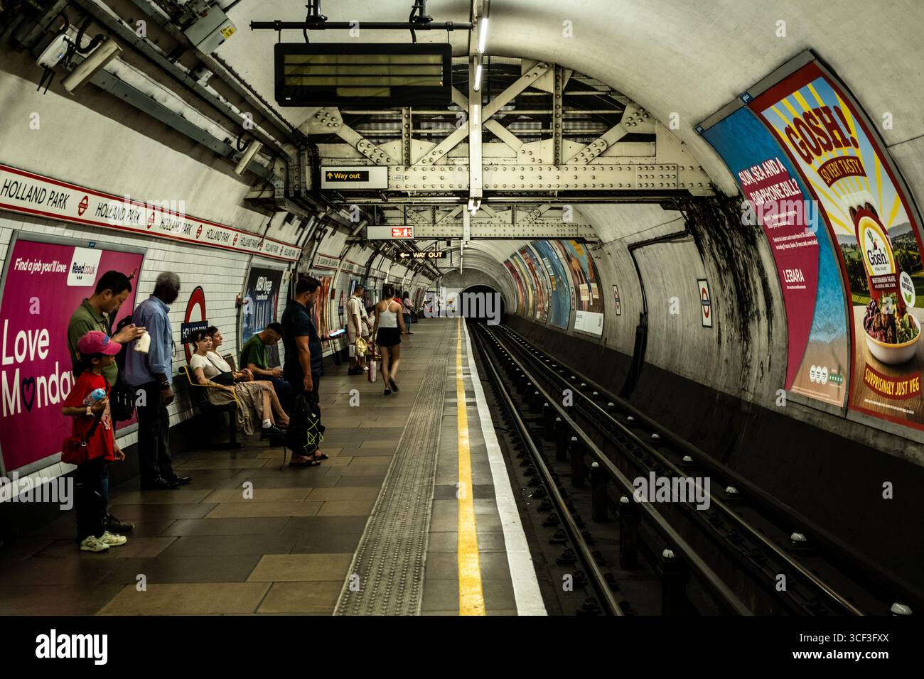Momenti della metropolitana di Londra. Persone alla piattaforma del sottosuolo o della metropolitana di Londra, Regno Unito, Regno Unito Foto Stock