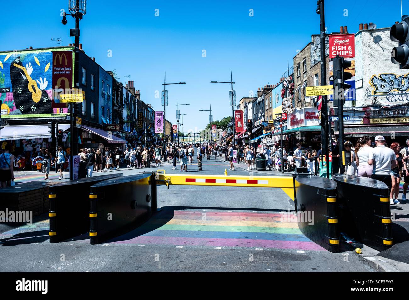 London Street Life, gente che cammina in una giornata di sole a Camden, Londra, Regno Unito Foto Stock