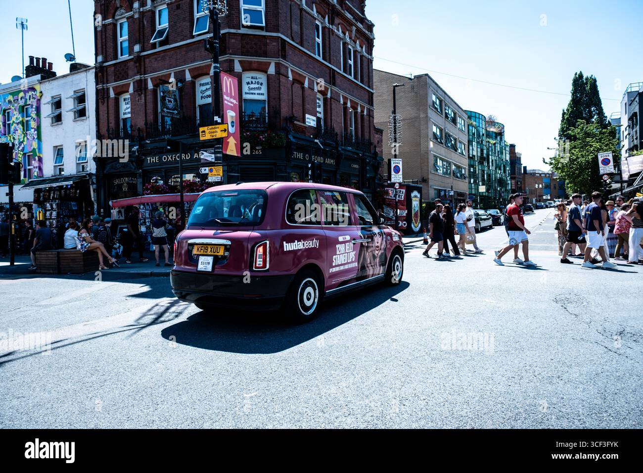 London Street Life, gente che cammina in una giornata di sole a Camden, Londra, Regno Unito Foto Stock