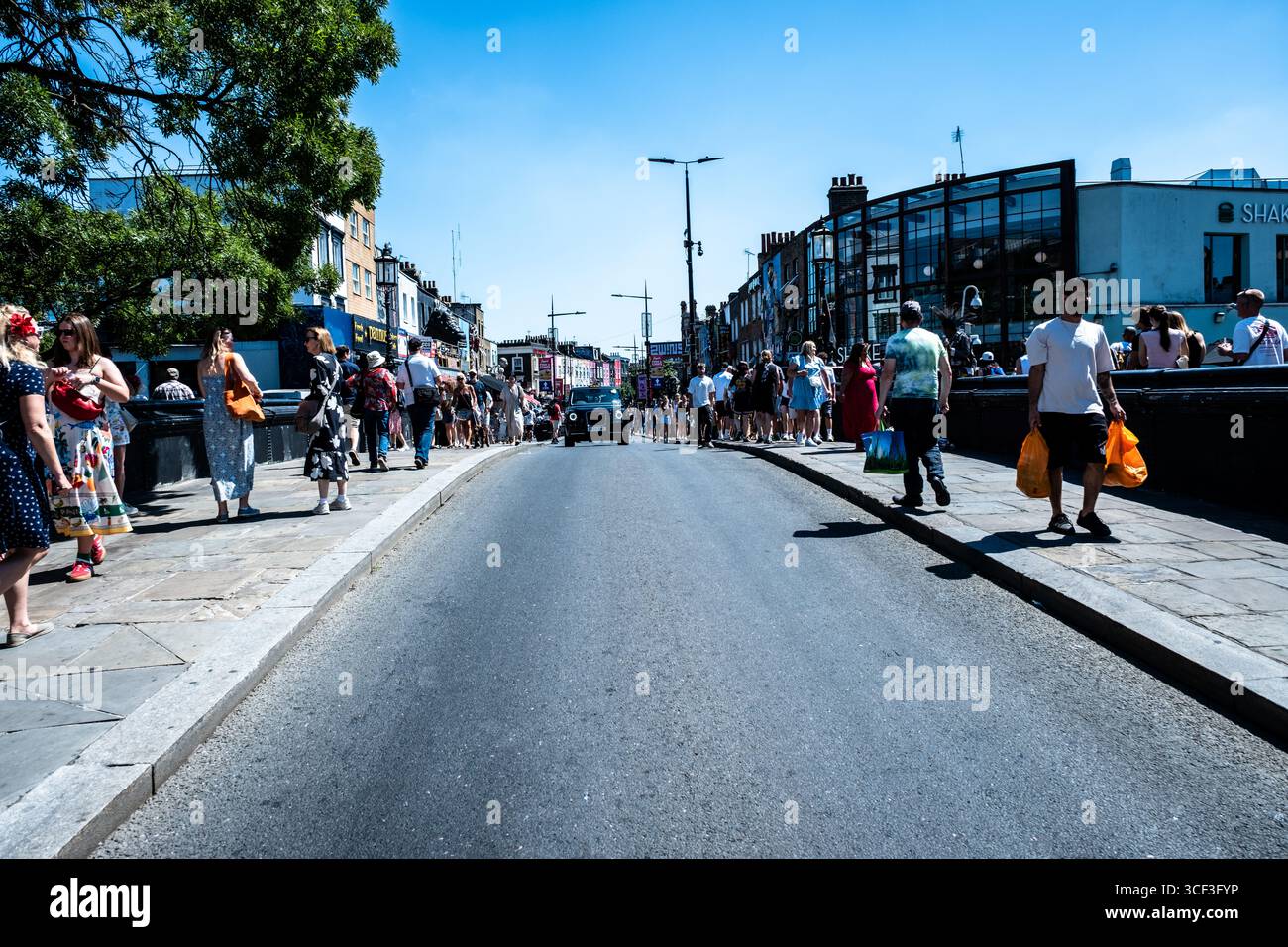 London Street Life, gente che cammina in una giornata di sole a Camden, Londra, Regno Unito Foto Stock