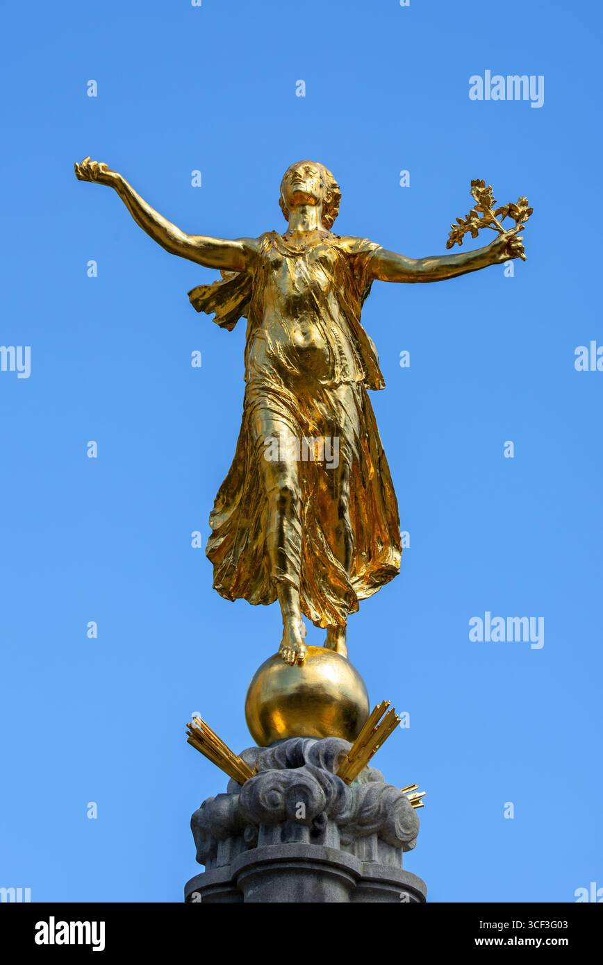 Monumento alla prima guerra mondiale che mostra Nike, dea greca della vittoria vicino alla chiesa di nostra Signora Ten Poel nella città di Tienen / Tirlemont, Brabante fiammingo, Belgio Foto Stock