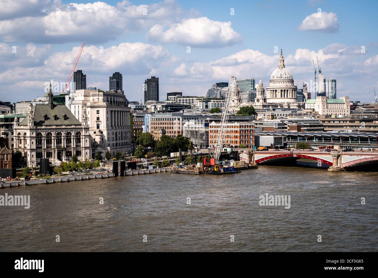 St Paul’s Cathedral – l’iconico skyline di Londra Foto Stock