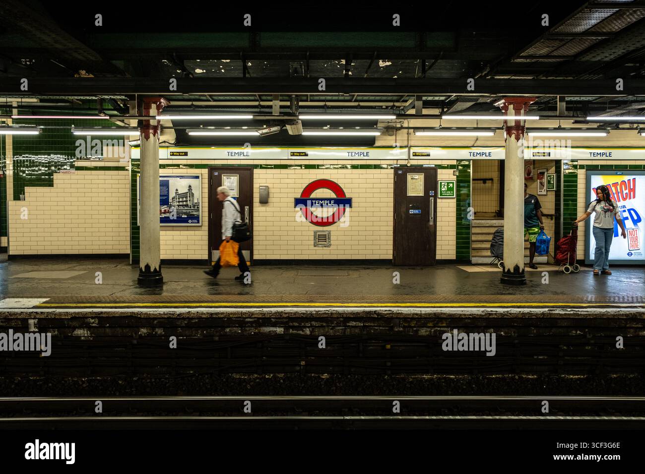 Momenti della metropolitana di Londra. Persone alla piattaforma del sottosuolo o della metropolitana di Londra, Regno Unito, Regno Unito Foto Stock