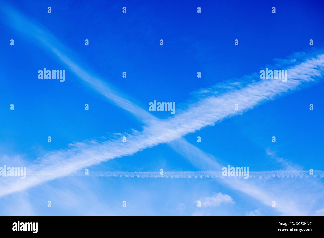 cielo blu con tracce di condensa, immagine di sfondo Foto Stock