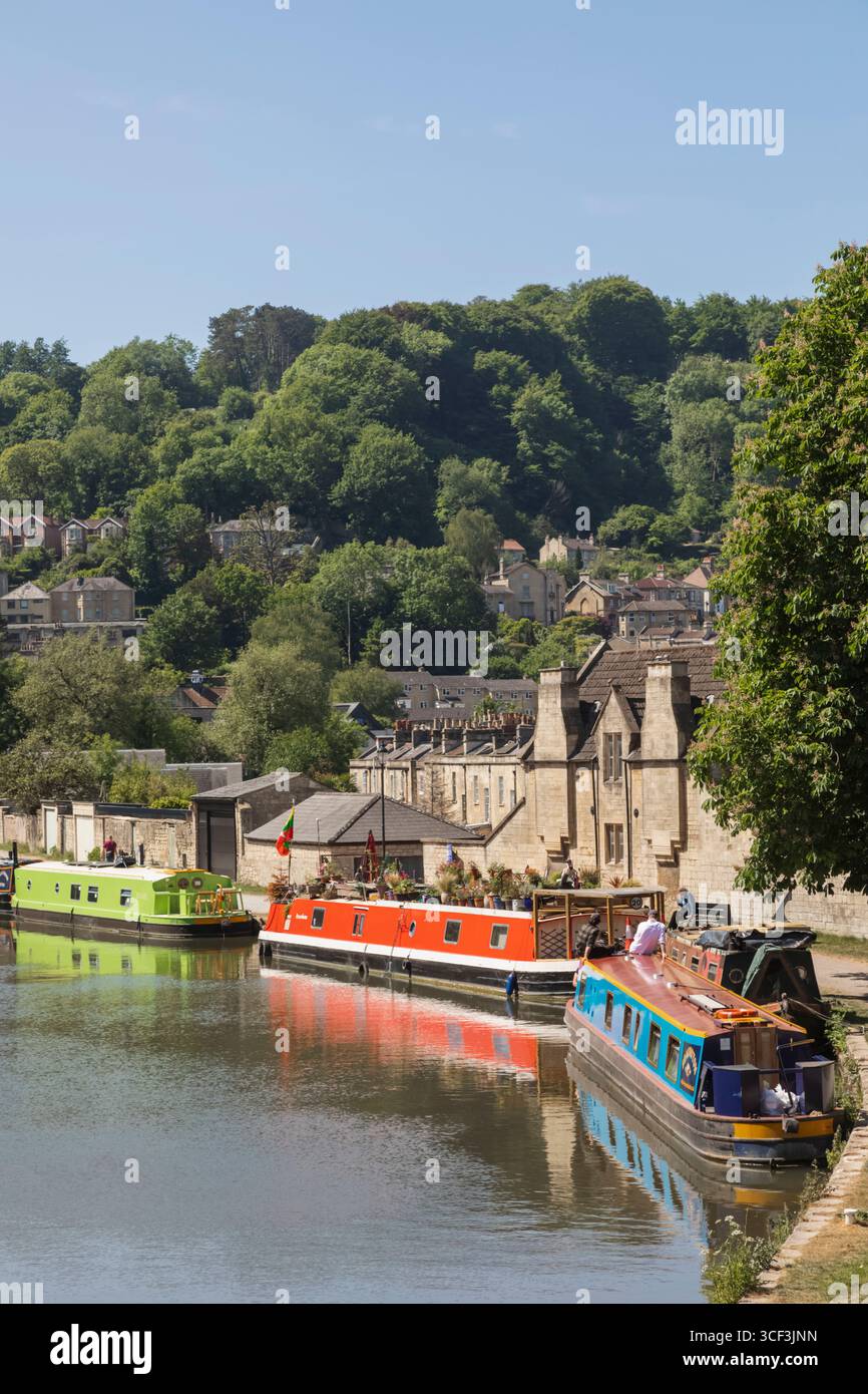 Inghilterra, Somerset, Bath, il canale Kennet e Avon, vista sul canale e colorate barche sul canale Foto Stock