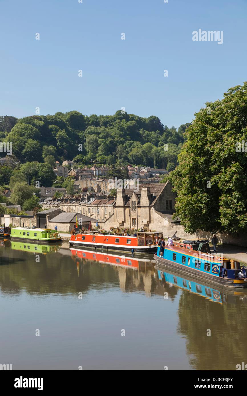 Inghilterra, Somerset, Bath, il canale Kennet e Avon, vista sul canale e colorate barche sul canale Foto Stock