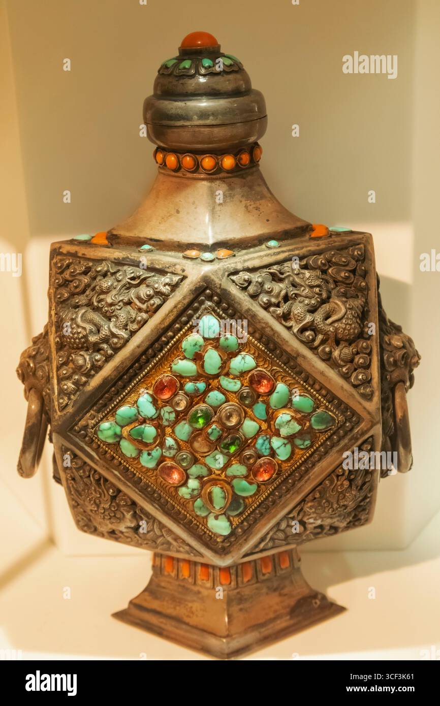 Inghilterra, Somerset, Bath, Museum of East Asian Art, Mongolia Silver Wine Pot con corallo e turchese datato 1800 Foto Stock