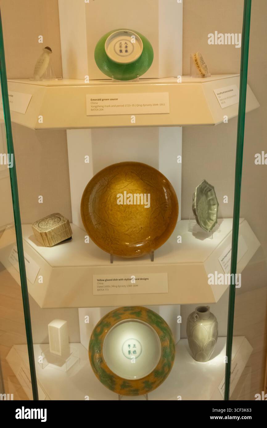 Inghilterra, Somerset, Bath, Museo d'arte dell'Asia orientale, esposizione di piatti e piatti cinesi Foto Stock