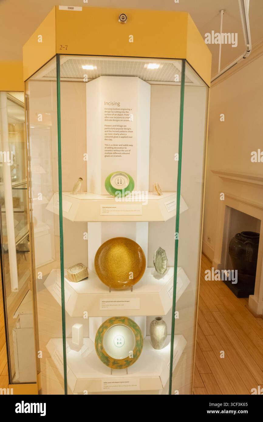 Inghilterra, Somerset, Bath, Museo d'arte dell'Asia orientale, esposizione di piatti e piatti cinesi Foto Stock