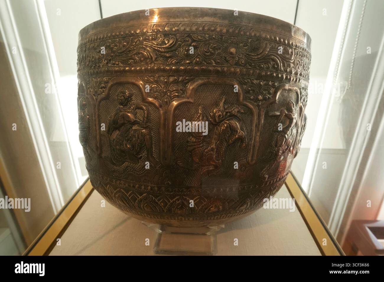 Inghilterra, Somerset, Bath, Museum of East Asian Art, Burmese Embossed Silver Bowl con iscrizione datata 1766 Foto Stock