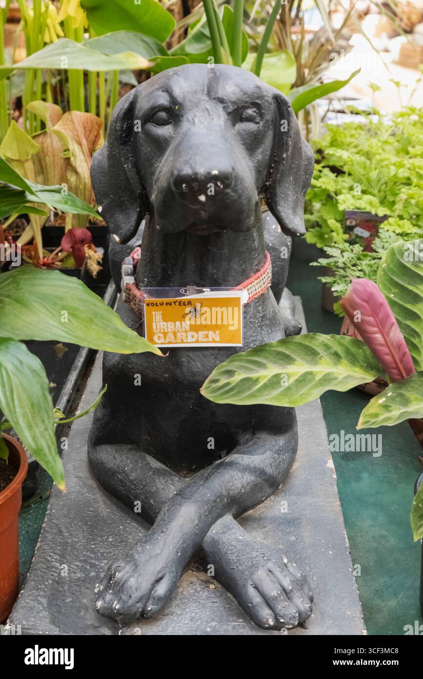 Inghilterra, Somerset, Bath, Royal Victoria Park, The Urban Garden, statua del cane Foto Stock