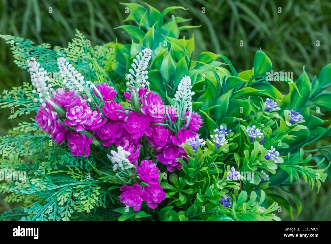 Inghilterra, Somerset, Bath, Royal Victoria Park, The Great Dell, fiori commemorativi in plastica Foto Stock