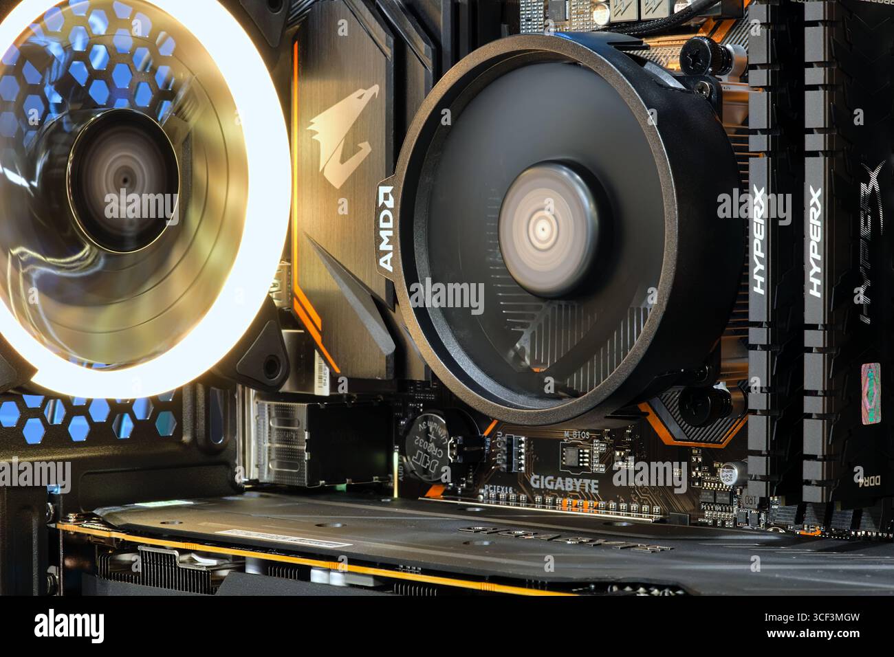 Bangkok-Thailand 25 JUL 2020: Primo piano e all'interno di un sistema di raffreddamento desktop ad alte prestazioni e RAM DDR4 su socket CPU AMD RYZEN funzionante Foto Stock