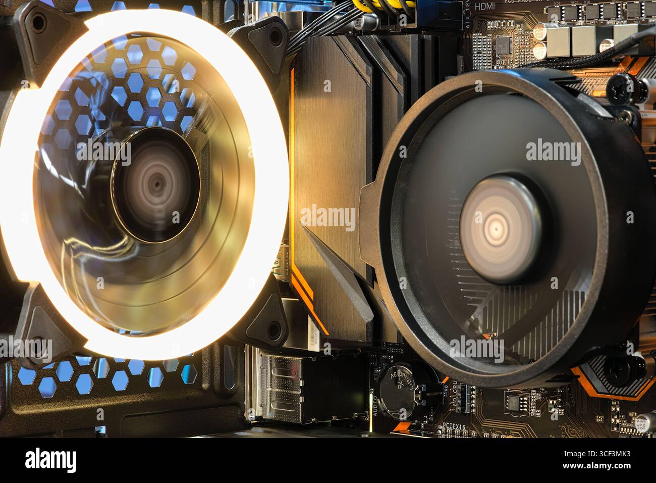 La ventola di raffreddamento della CPU in primo piano funziona con la luce RGB LED mostra lo stato, all'interno del case del computer desktop e fai da te, computer ed elettronica Foto Stock