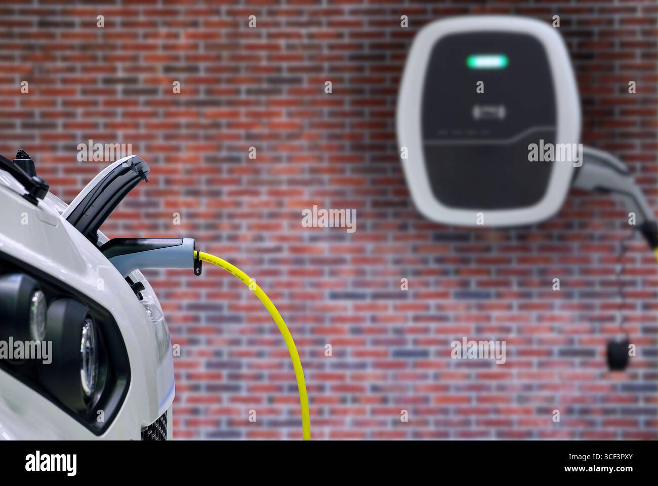 La batteria ricaricabile per veicoli elettrici bianchi (EV) da primo piano forma una macchina di carica elettrica su sfondo sfocato, energia ecologica per la sostituzione di olio e gas Foto Stock