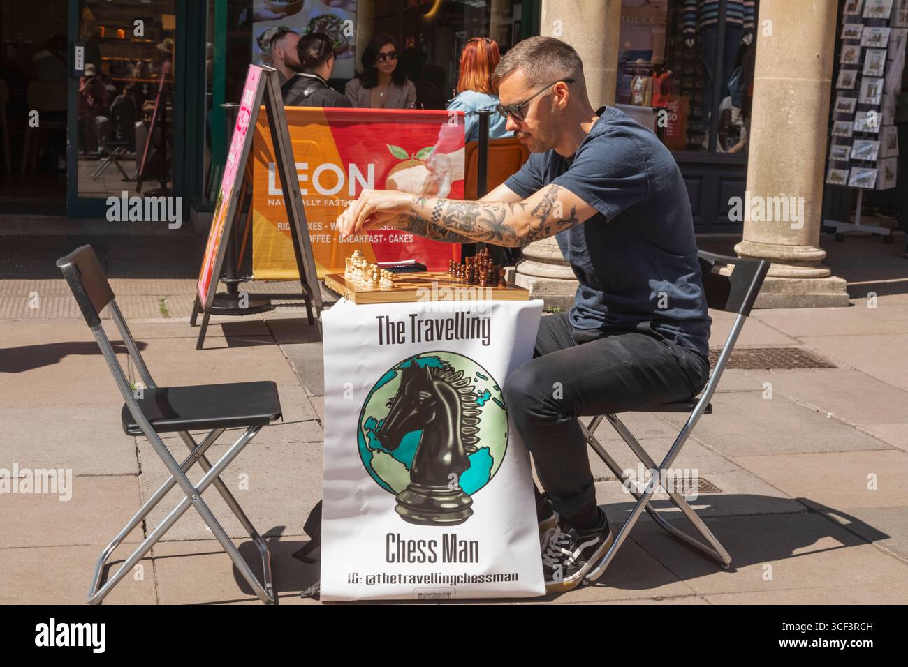 Inghilterra, Somerset, Bath, Stall Street, The Travelling Chess Man Foto Stock