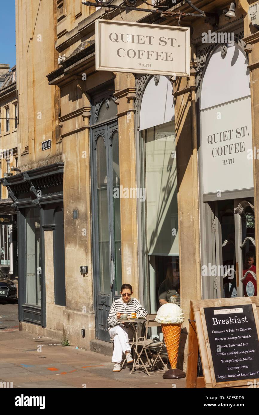 England, Somerset, Bath, Quiet Street Coffee Shop Foto Stock