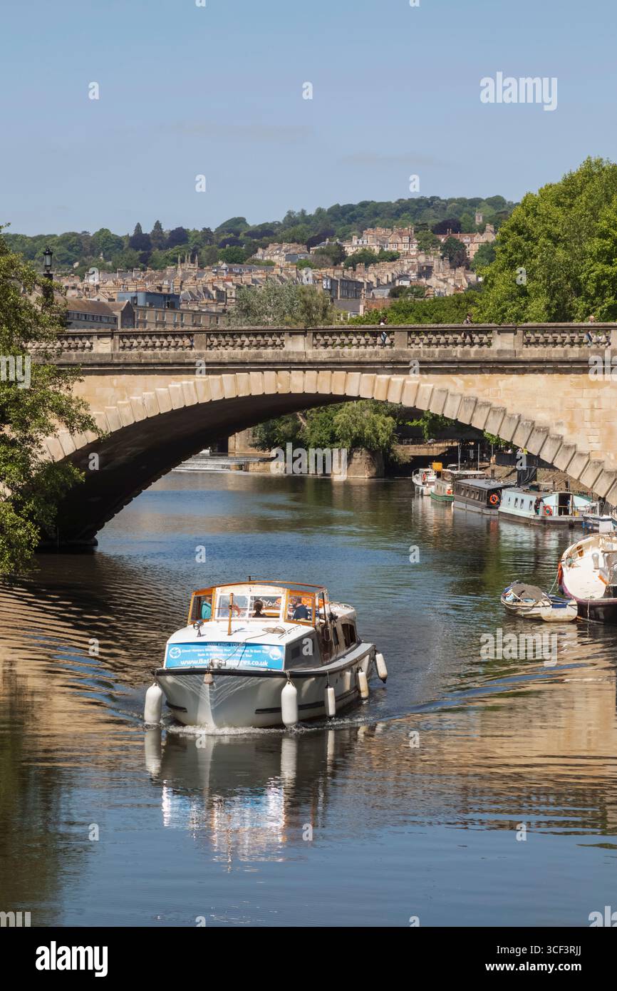 Inghilterra, Somerset, Bath, fiume Avon e North Parade Bridge Foto Stock