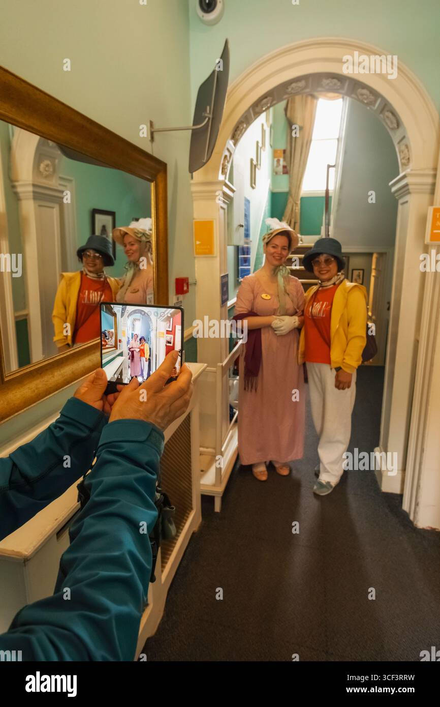 Inghilterra, Somerset, Bath, Jane Austen Centre, Cinese Turistico in posa con carattere in costume Foto Stock