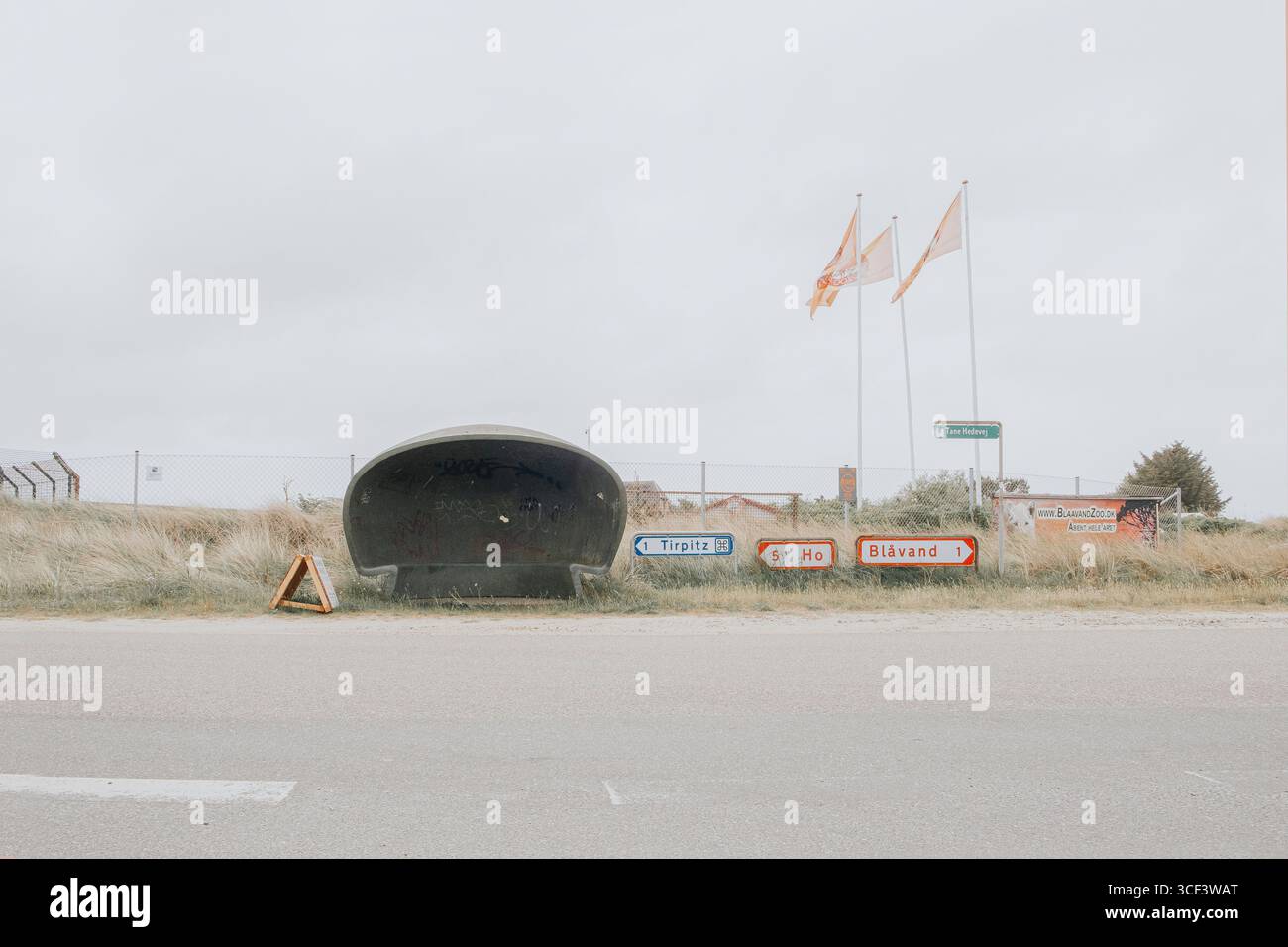 Fermata dell'autobus a forma di conchiglia sul lato della strada Foto Stock Fermata dell'autobus a forma di conchiglia sul lato della strada Foto Stock