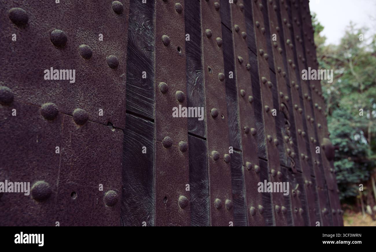 Primo piano della pesante porta di legno con borchie di ferro del castello Nijo Foto Stock
