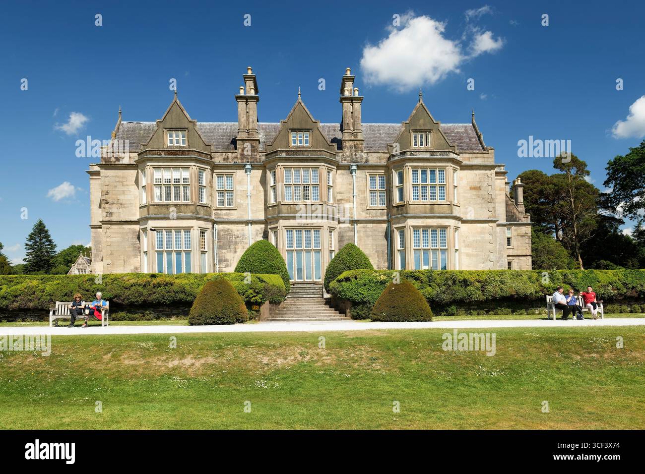 Vista di Muckross House, residenza vittoriana in stile romantico, provincia di Munster, parco nazionale di Killarney, Killarney, contea di Kerry, Irlanda Foto Stock