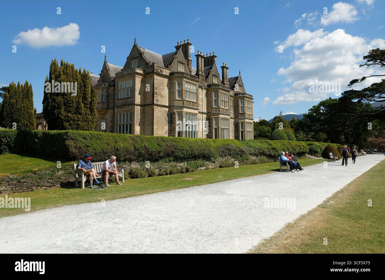 Vista di Muckross House, residenza vittoriana in stile romantico, provincia di Munster, parco nazionale di Killarney, Killarney, contea di Kerry, Irlanda Foto Stock
