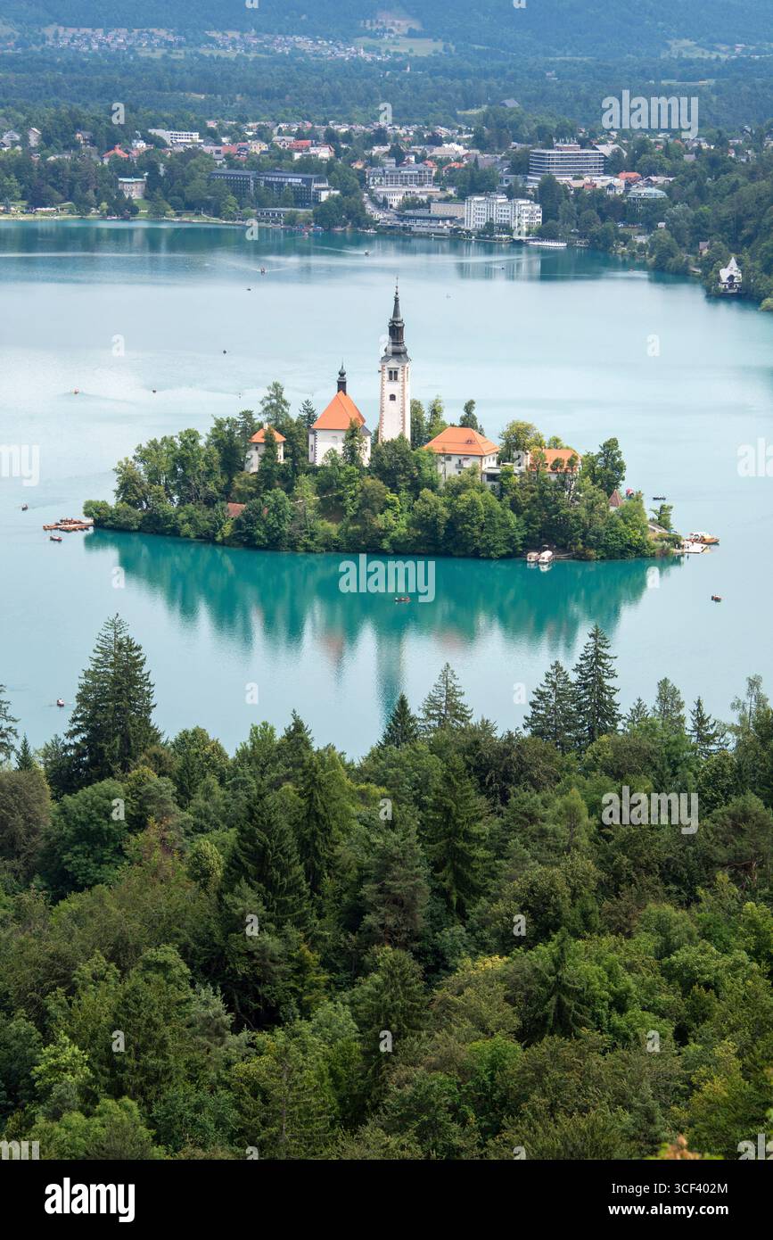 Lago di Bled nel nord-ovest della Slovenia con la famosa chiesa dell'assunzione della Vergine Maria, Bled, regione dell'alta Carniola (Gorenjska), Slovenia Foto Stock