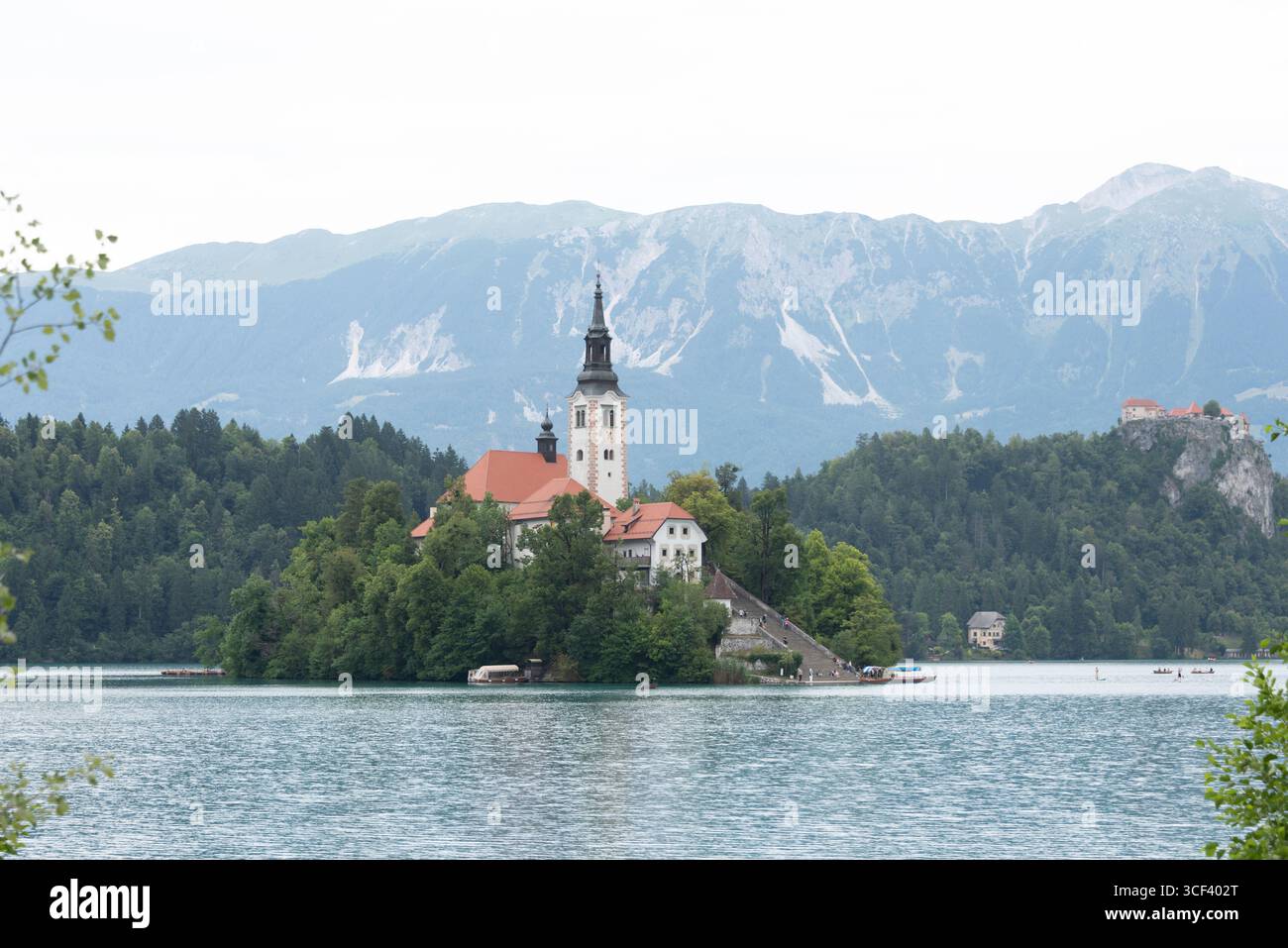 Lago di Bled nel nord-ovest della Slovenia con la famosa chiesa dell'assunzione della Vergine Maria, Bled, regione dell'alta Carniola (Gorenjska), Slovenia Foto Stock