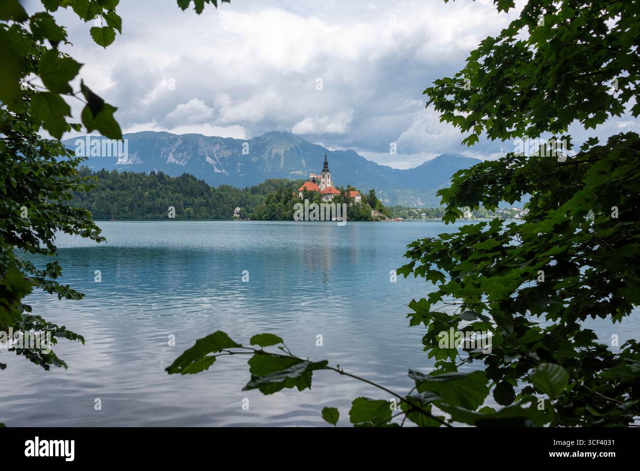 Lago di Bled nel nord-ovest della Slovenia con la famosa chiesa dell'assunzione della Vergine Maria, Bled, regione dell'alta Carniola (Gorenjska), Slovenia Foto Stock
