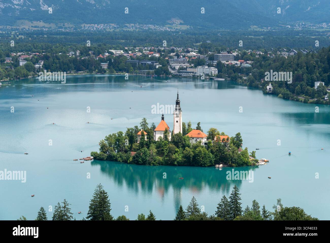 Lago di Bled nel nord-ovest della Slovenia con la famosa chiesa dell'assunzione della Vergine Maria, Bled, regione dell'alta Carniola (Gorenjska), Slovenia Foto Stock