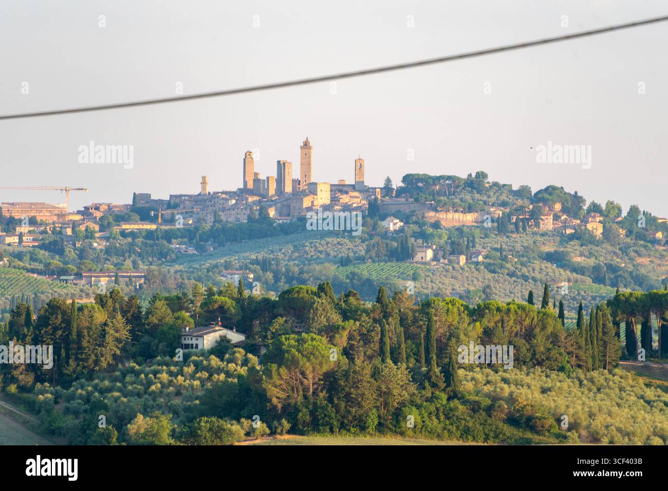 San Gimignano, una delle città più suggestive della Toscana in Italia, sorge sopra le colline circostanti e gli oliveti con le sue famose torri medievali, San Gimignano, Toscana, Italia Foto Stock
