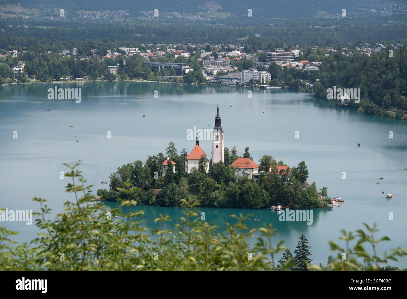 Lago di Bled nel nord-ovest della Slovenia con la famosa chiesa dell'assunzione della Vergine Maria, Bled, regione dell'alta Carniola (Gorenjska), Slovenia Foto Stock