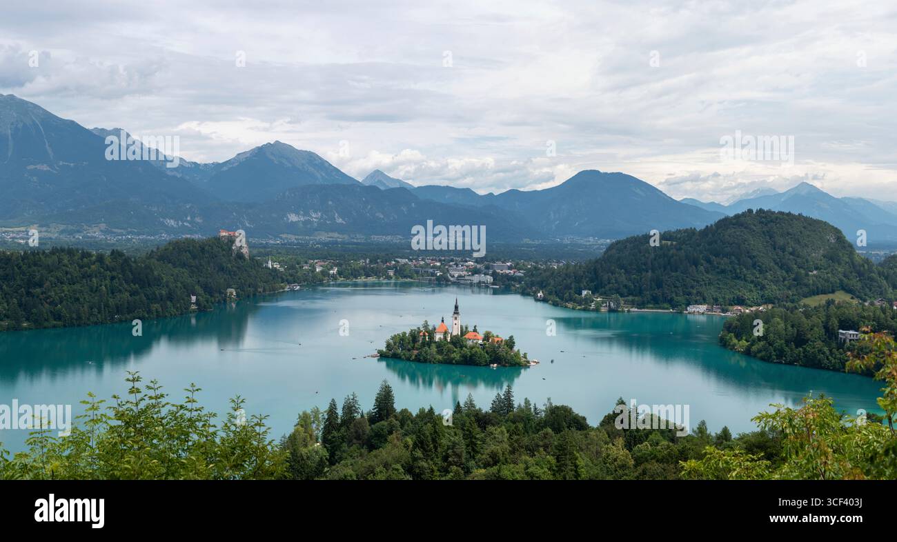 Lago di Bled nel nord-ovest della Slovenia con la famosa chiesa dell'assunzione della Vergine Maria, Bled, regione dell'alta Carniola (Gorenjska), Slovenia Foto Stock