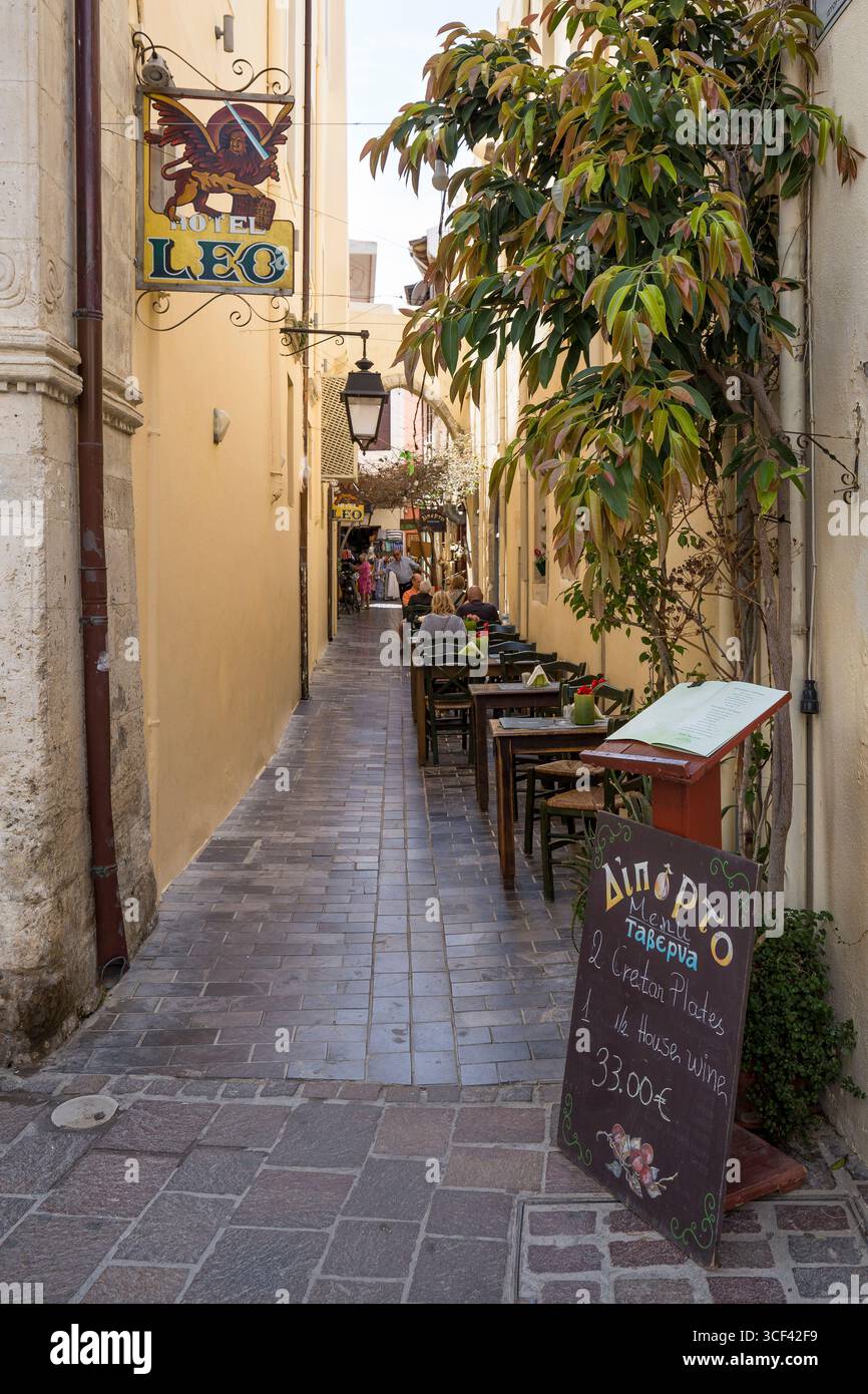 Vicolo stretto con ristorante nella città vecchia, Rethymnon, Creta, Grecia, Europa Foto Stock