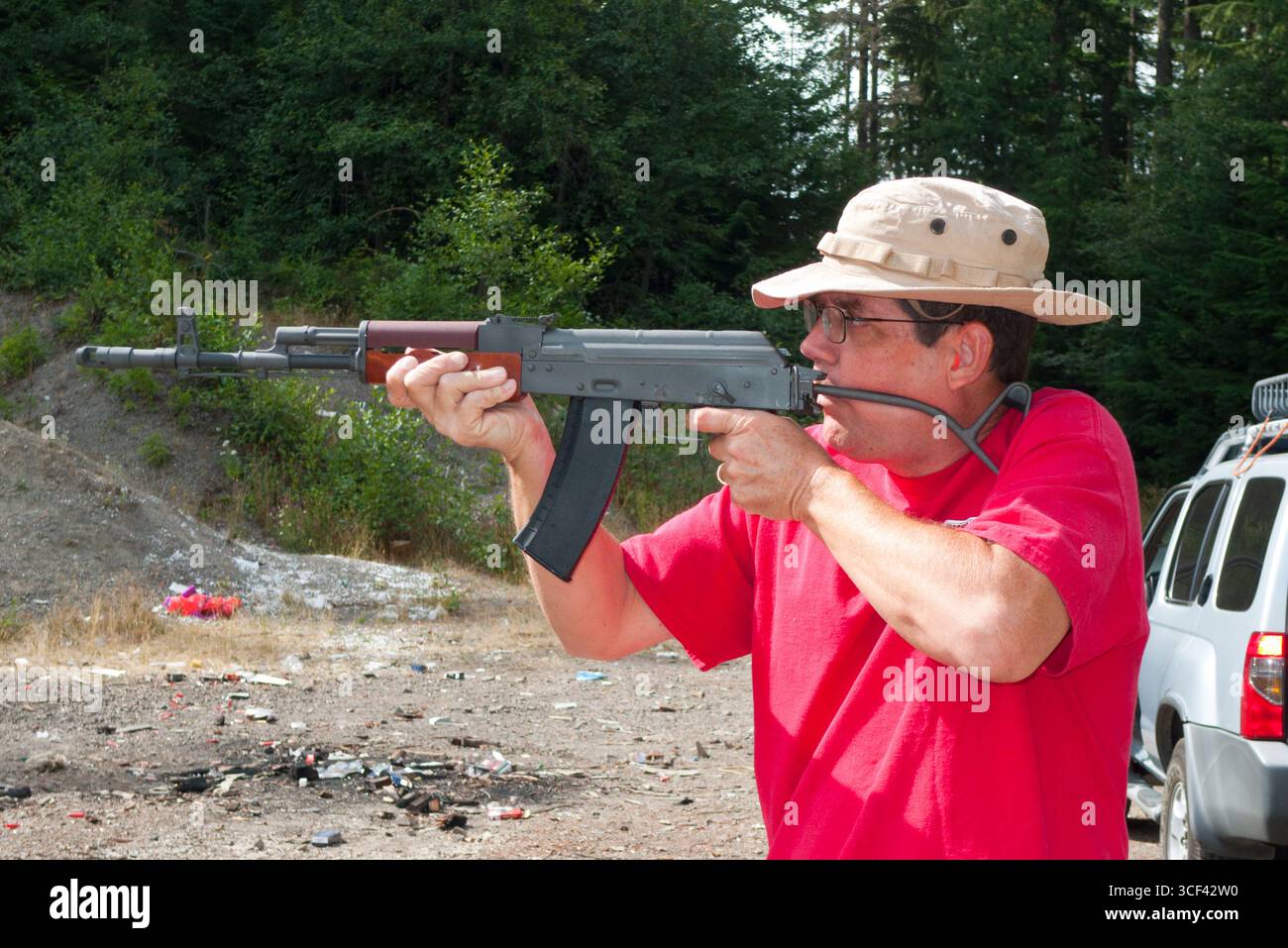 L'uomo la ripresa di un polacco AK-74 in 5.45 x39 mm fucile da assalto, Clackamas County, Oregon, Stati Uniti d'America Foto Stock